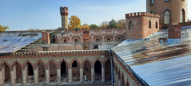 Rozpoczął się kolejny etap wykonania nowego pokrycia dachowego pałacu w Kamieńcu Ząbkowickim