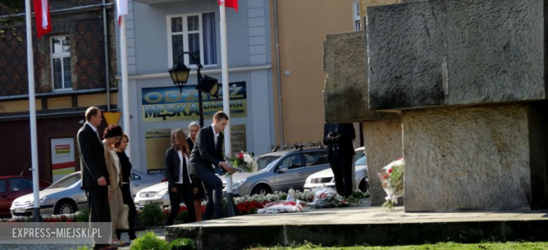 Przedstawiciele instytucji złozyli kwiaty u stóp pomnika Poległym za Ojczyznę