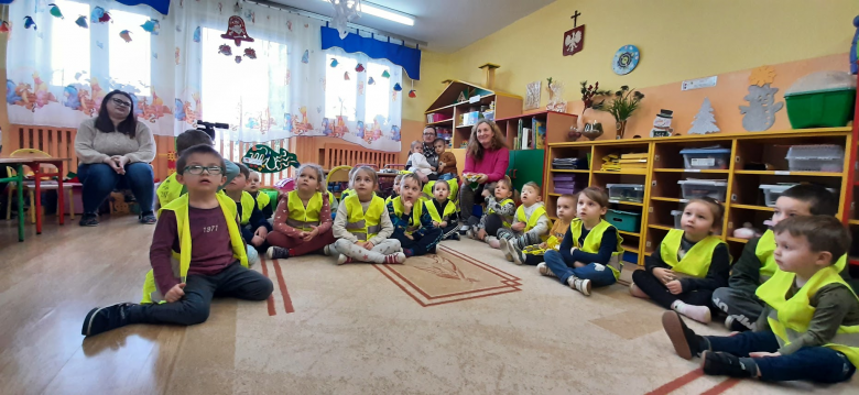 Uczniowie z gminy Ziębice otrzymali kamizelki odblaskowe