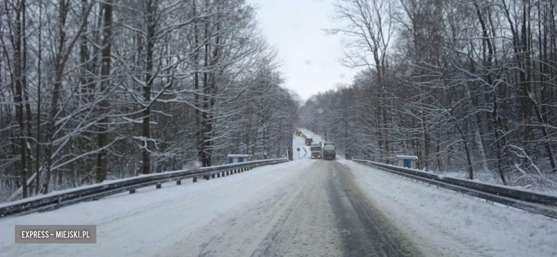 Intensywne opady śniegu sparaliżowały komunikację. Droga krajowa 46 między Paczkowem a Złotym Stokiem