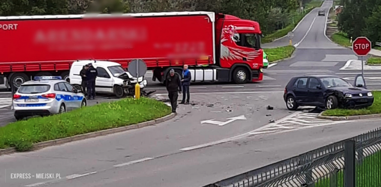 Zderzenie dwóch aut na skrzyżowaniu krajowej ósemki z ul. Legnicką