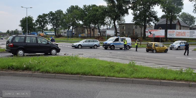 Zderzenie dwóch osobówek na skrzyżowaniu krajowej ósemki z ul. Legnicką