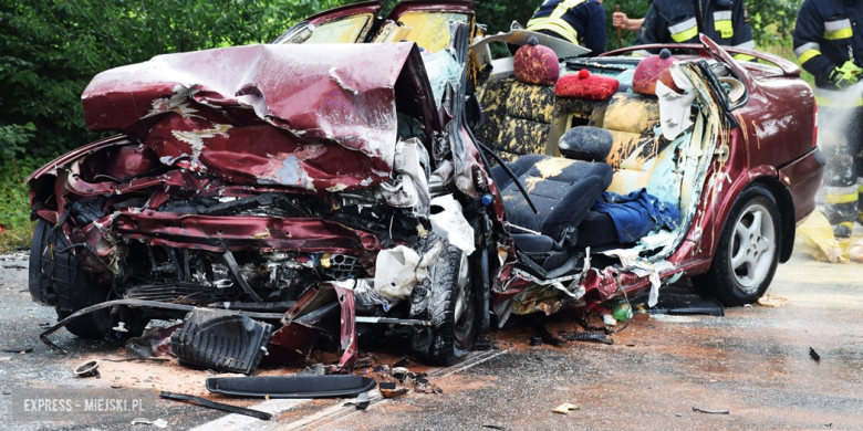 15 sierpnia tuż przed godziną 10 na drodze wojewódzkiej nr 382 za Kamieńcem Ząbkowickim w kierunku Ząbkowic Śląskich zderzyły się dwa samochody osobowe. Jedna osoba nie żyje
