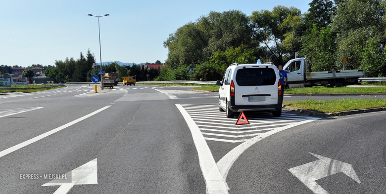 Zderzenie trzech pojazdów na skrzyżowaniu ul. Legnickiej i krajowej ósemki