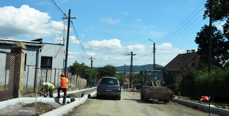 Remont drogi wojewódzkiej nr 385 w Srebrnej Górze. Prace mają zakończyć się do końca października