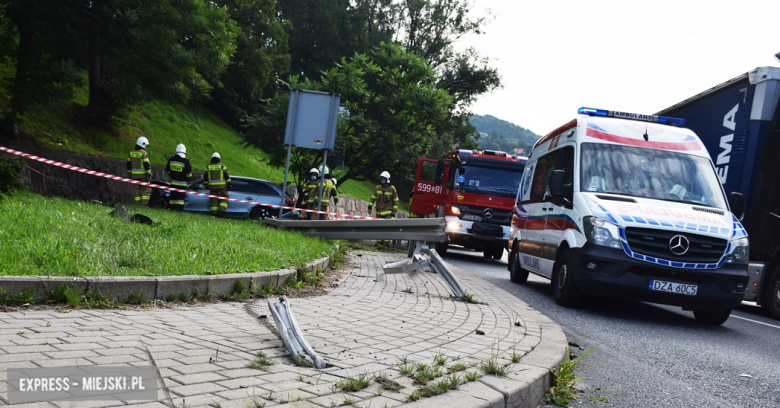 Wypadek na krajowej ósemce. Kierowca Audi wypadł z drogi, staranował barierkę i uderzył w mur