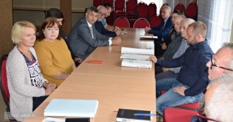 Spotkanie grupy mieszkańców i urzędników z przedstawicielami GDDKiA w sprawie spowolnienia ruchu na krajowej ósemce w Braszowicach
