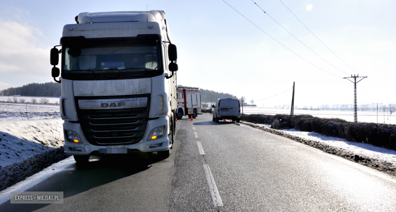 Zderzenie dwóch samochodów ciężarowych i osobówki na krajowej ósemce przed Szklarami