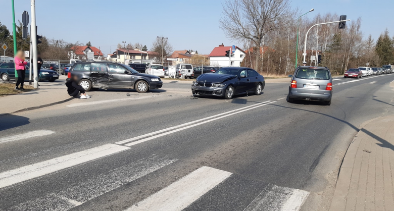 Zderzenie volkswagena i bmw na skrzyżowaniu ul. Dalekiej z krajową ósemką