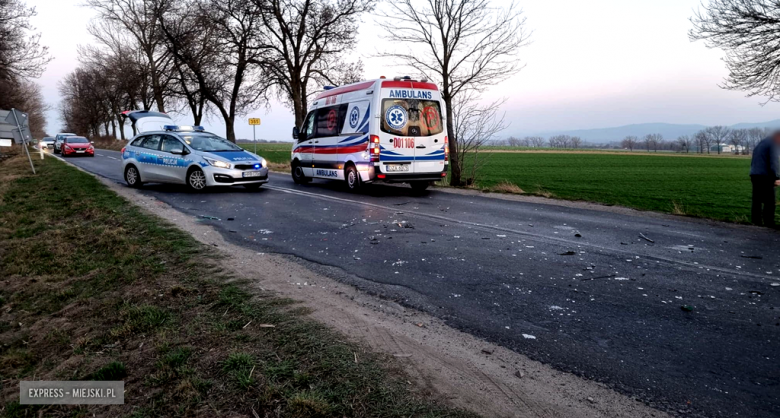 Zderzenie dwóch samochodów na skrzyżowaniu ulicy Cukrowniczej z Ziębicką