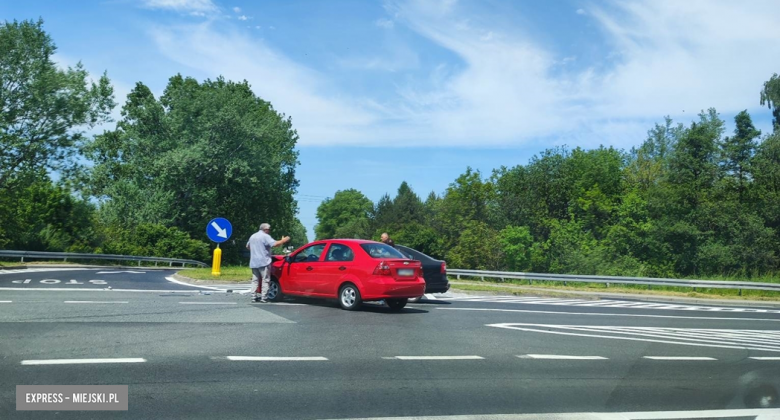 	Kolizja dwóch osobówek na skrzyżowaniu ul. Legnickiej z krajową ósemką