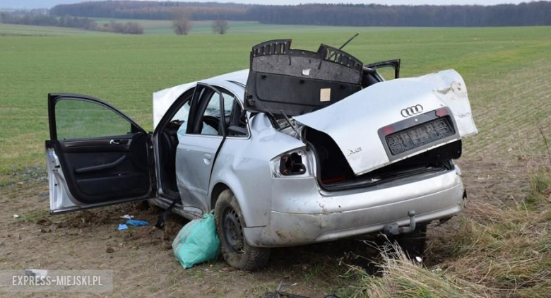 Poważny wypadek przed Ciepłowodami. Dachowało Audi. Interweniował helikopter LPR