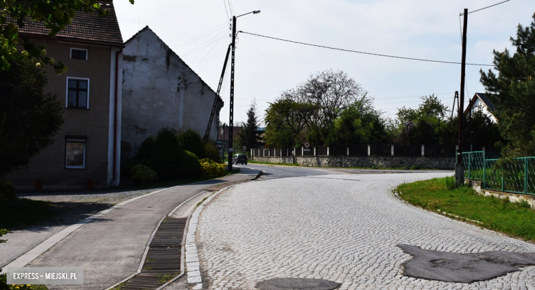 Nowa lokalizacja przystanku w Braszowicach, przy głównej drodze powiatowej biegnącej przez wieś