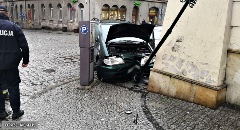 Volkswagen wbił się w latarnię. Kolizja na skrzyżowaniu ul. Ziębickiej z Rynkiem w Ząbkowicach Śląskich