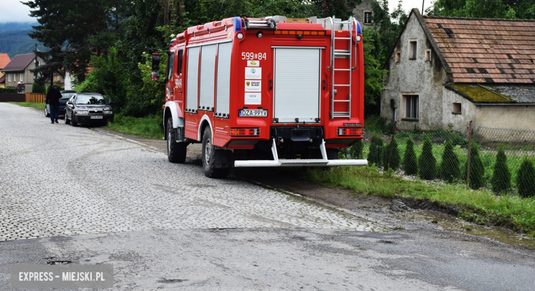 Strażacy udrażniali potok Mszaniec w Przyłęku