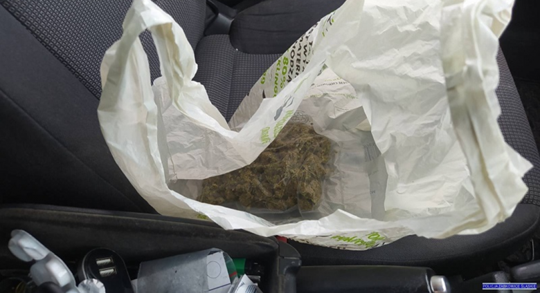 Pod siedzeniem kierowcy policjant znalazł reklamówkę pełną marihuany. Było w niej około 96 gram narkotyku
