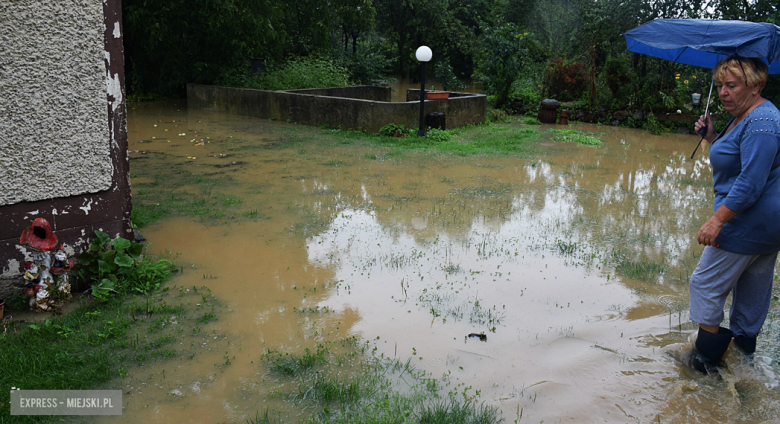 Intensywne opady deszczu spowodowały podtopienia w Przyłęku (gm. Bardo)