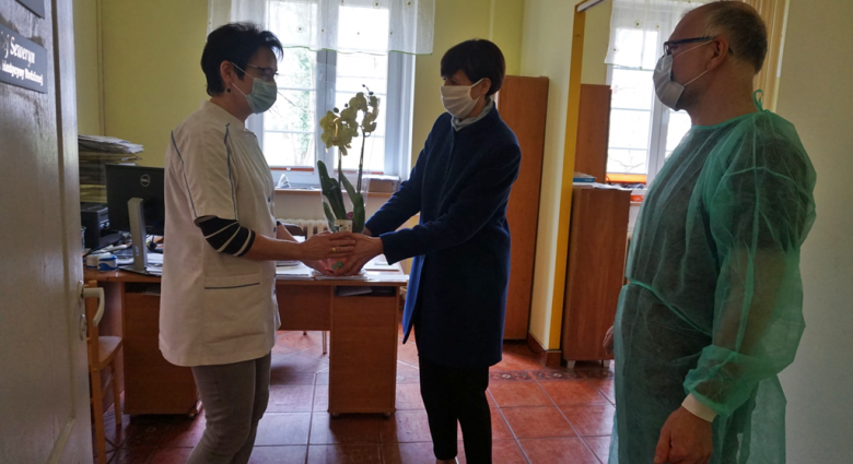 Burmistrz Złotego Stoku Grażyna Orczyk podziękowała pracownikom służby zdrowia za ich poświęcenie, trud wkładany w niesienie pomocy potrzebującym, okazywaną troskę i dbałość o zdrowie pacjentów