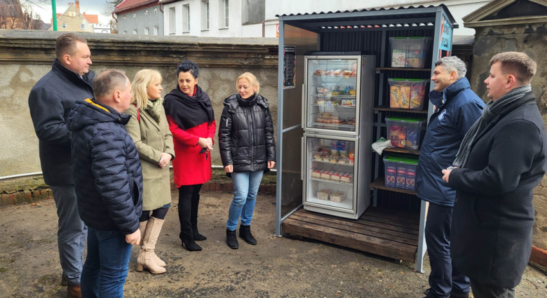 23 grudnia przy ul. M. Curie- Skłodowskiej w Ząbkowicach Śląskich uruchomiono lodówkę społeczną