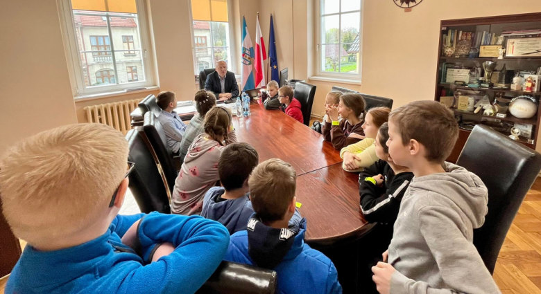 Uczniowie gminnych placówek odwiedzili Urząd Miejski w Ziębicach