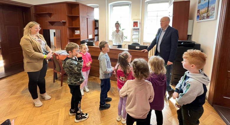 Uczniowie gminnych placówek odwiedzili Urząd Miejski w Ziębicach