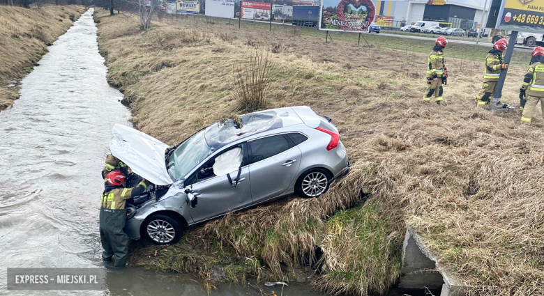 Samochód osobowy wypadł z drogi i wpadł do rzeki