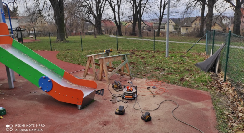 Trwają prace konserwacyjne placu zabaw w Ciepłowodach