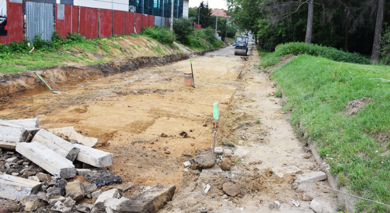 Ruszyły prace remontowe drogi dojazdowej na stadion i kryty basen