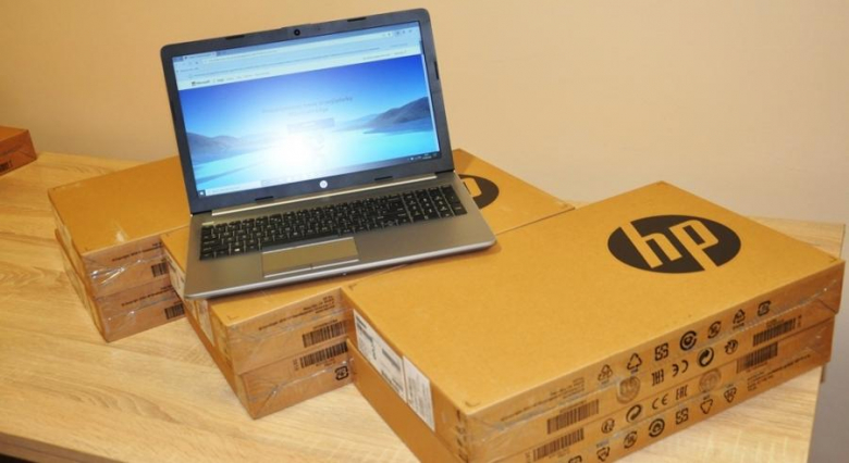 75 laptopów dla dzieci umieszczonych w pieczy zastępczej