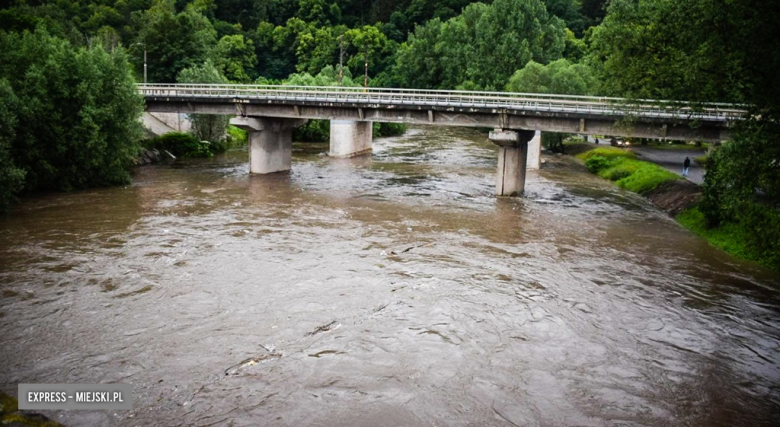 W Bardzie poziom wody w rzece zbliża się do stanu alarmowego (20.06, godz. 20) - stan poziomu wody 229 cm