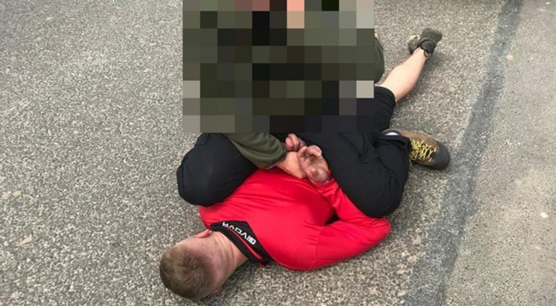 Dzierżoniowscy policjanci po pościgu zatrzymali 21-latka, który wcześniej okradł ząbkowicki market