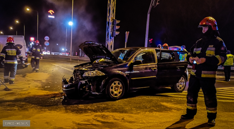 Zderzenie dwóch pojazdów na skrzyżowaniu krajowej ósemki z małą obwodnicą Ząbkowic Śląskich
