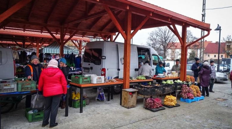 	Pierwszy dzień handlu na odnowionym targowisku w Ziębicach