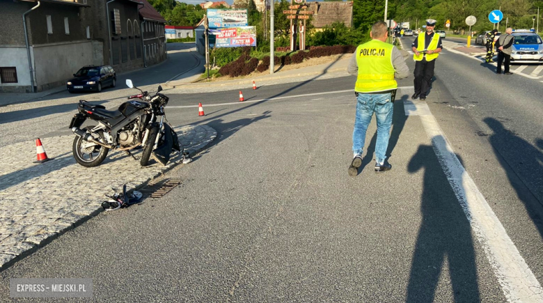 Zderzenie samochodu osobowego z motocyklem na krajowej ósemce w Bardzie