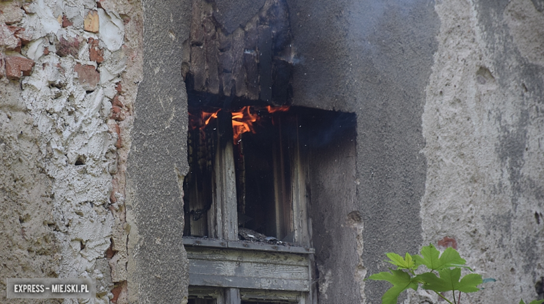 Kolejny pożar wewnątrz starego młyna w Bardzie