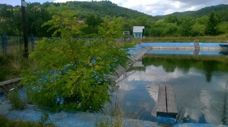 Zdewastowany basen w Srebrnej Górze