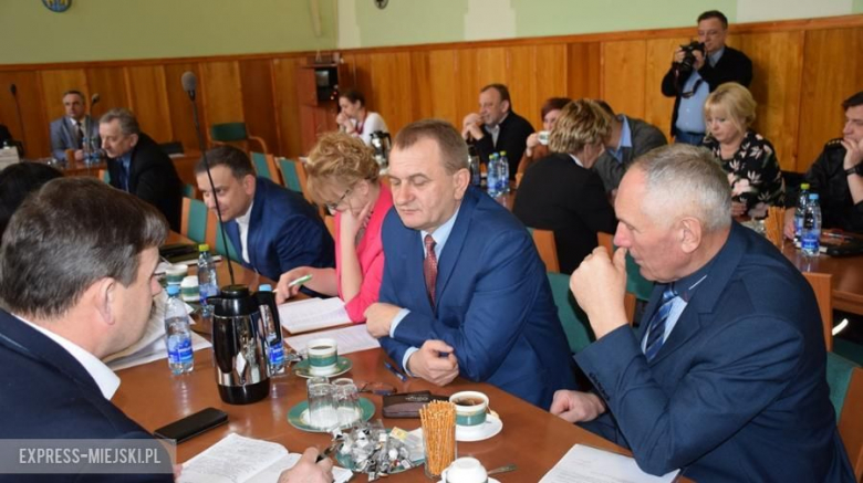Remont drogi w Mąkolnie był jednym z głównych tematów pierwszej sesji rady powiatu w 2018 roku