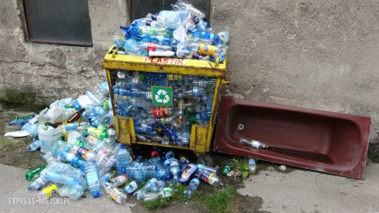 Śmieci w Ząbkowicach Śląskich na ulicy Poprzecznej