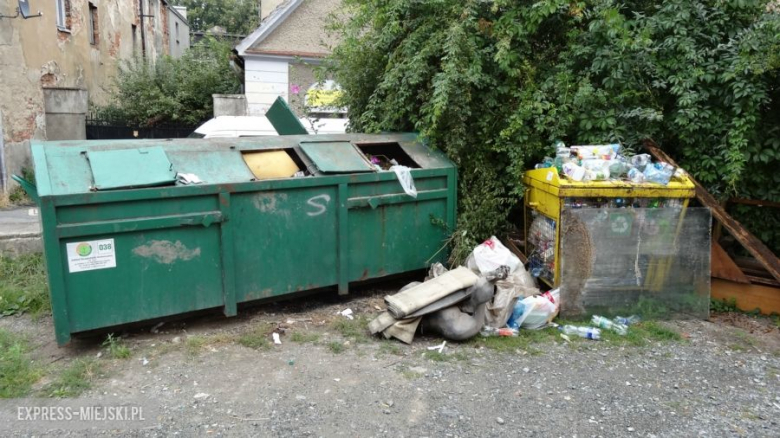 Śmieci w Ząbkowicach Śląskich na ulicy Prusa
