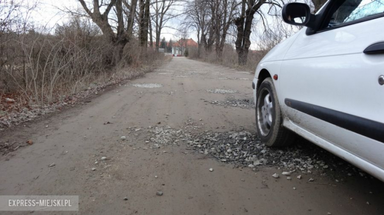 	Dziury w drodze zostały uzupełnione materiałem kamiennym