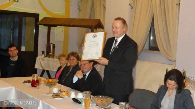 Burmistrz Krzysztof Żegański otrzymał od klubu UKS Black Skorpion Przyłęk podziękowanie za pomoc i wsparcie