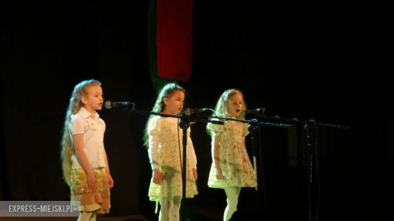 Dzieci śpiewały piosenki o wiośnie