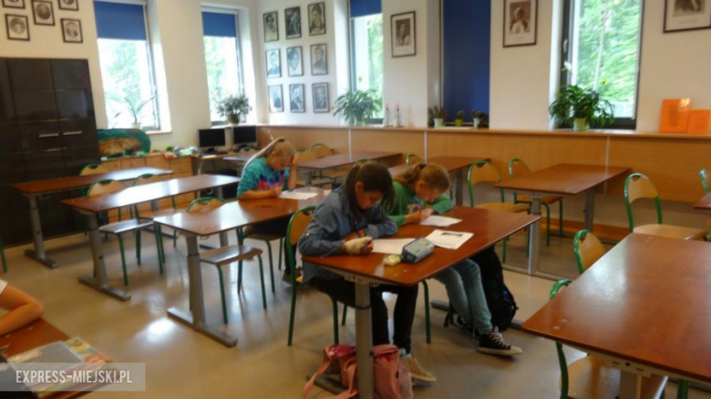 Uczniowie podczas przerwy i zajęć