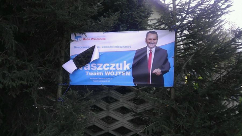 Uszkodzony banner Marka Waszczuka - kandydata na wójta gminy Kamieniec Ząbkowicki