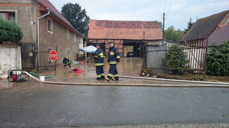 Strażacy przez kilka godzin pomagali mieszkańcom zalanych gospodarstw