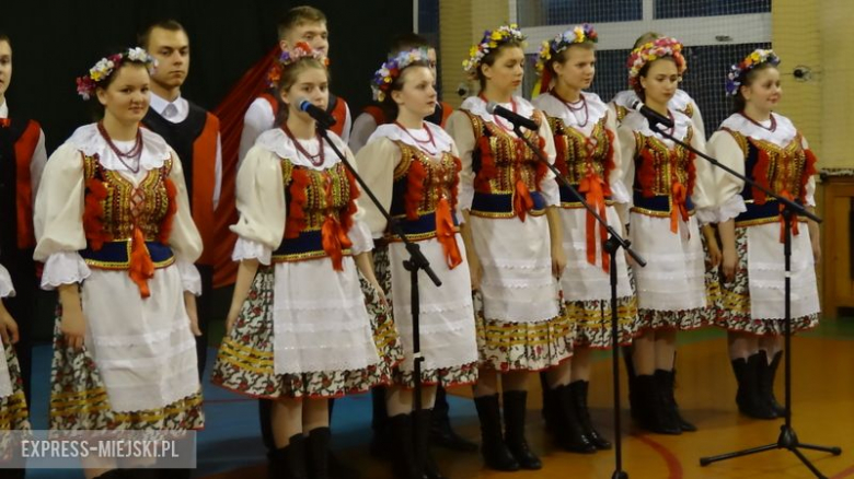 Spektakl w wykonaniu zespołu „Kwiaty Polskie” z Ejszyszek na Litwie