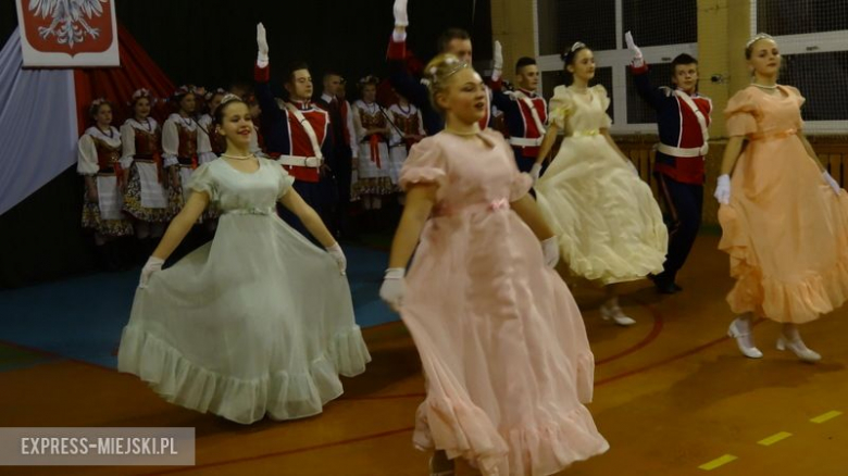 Spektakl w wykonaniu zespołu „Kwiaty Polskie” z Ejszyszek na Litwie