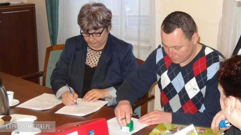 Przedstawiciele stowarzyszeń sportowych z gminy Bardo podczas podpisania umowy