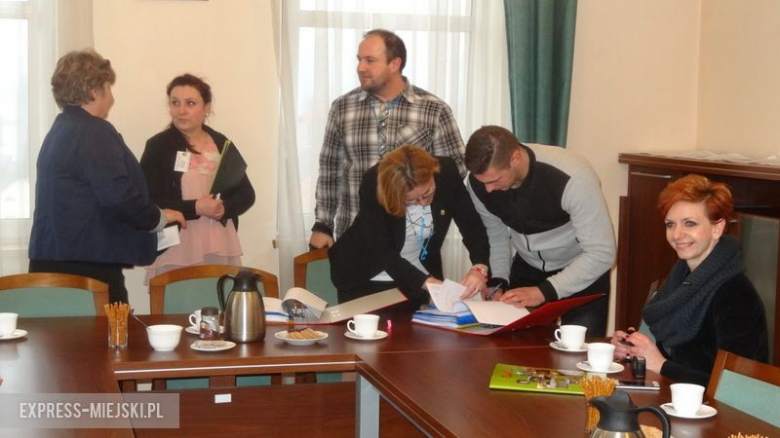 Przedstawiciele stowarzyszeń sportowych z gminy Bardo podczas podpisania umowy