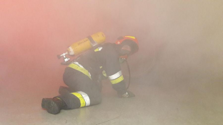 Ćwiczenia strażaków-zawodowców w komorze dymowej